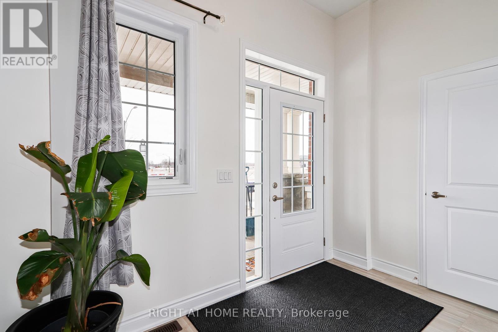 9 Mission Street, Wasaga Beach, Ontario  L9Z 0L8 - Photo 4 - S12975080