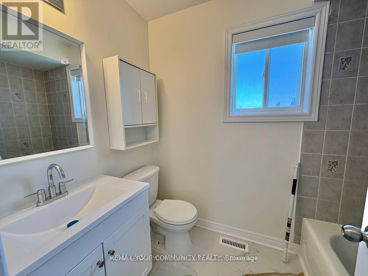 52 Stanley Street, Barrie, Ontario  L4M 6V6 - Photo 15 - S12975122