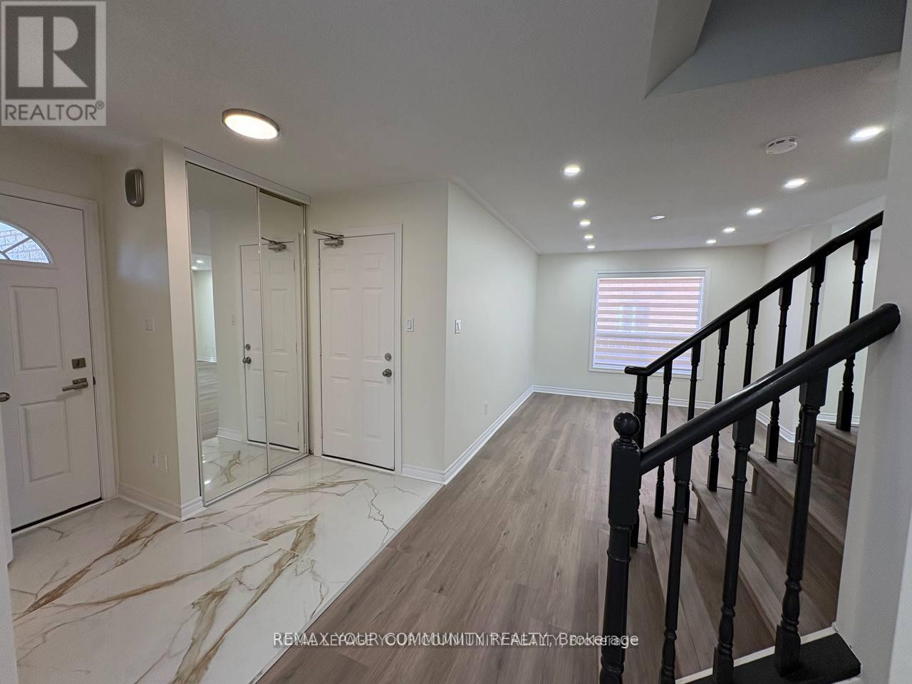 52 Stanley Street, Barrie, Ontario  L4M 6V6 - Photo 2 - S12975122