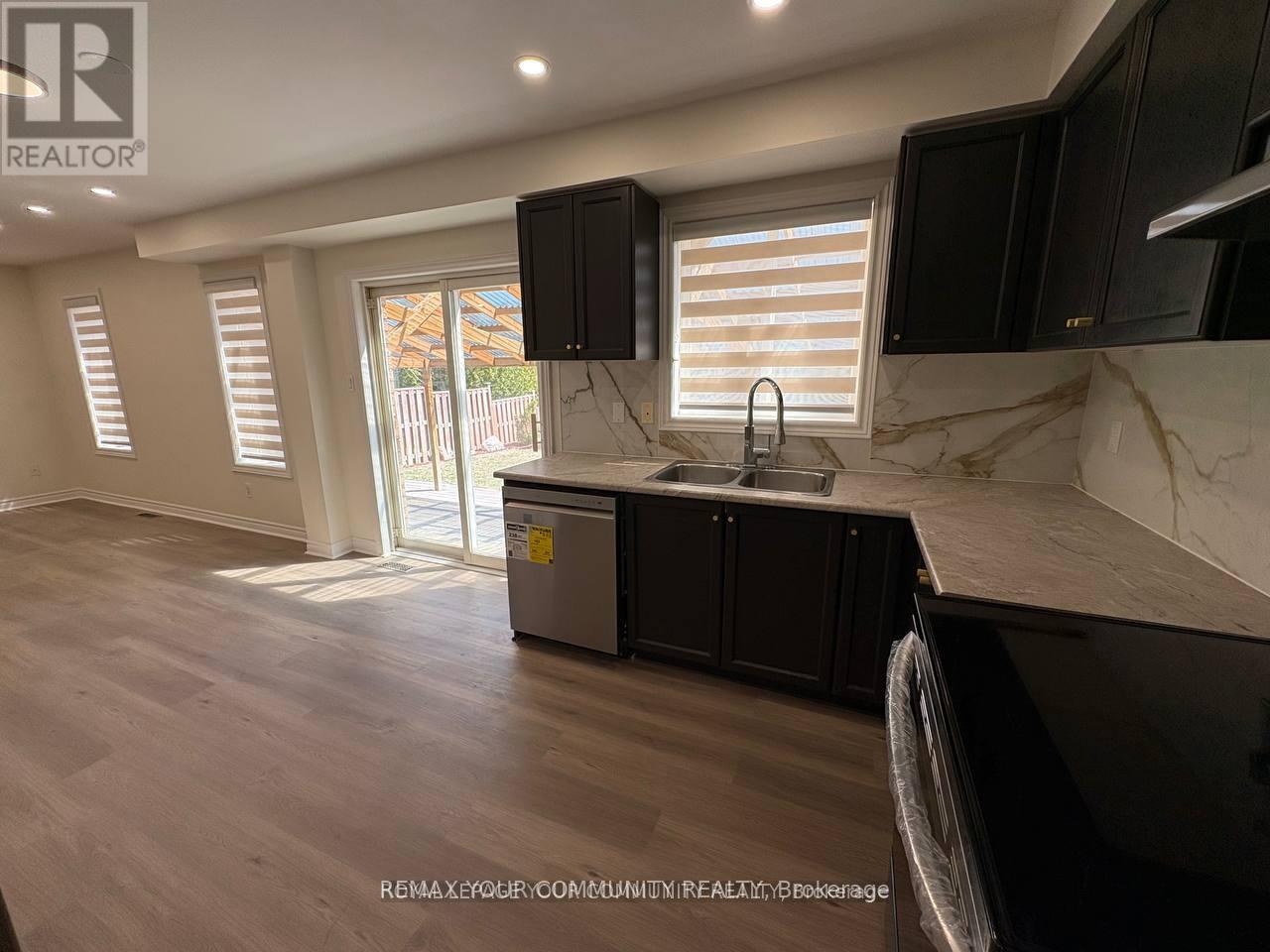 52 Stanley Street, Barrie, Ontario  L4M 6V6 - Photo 4 - S12975122