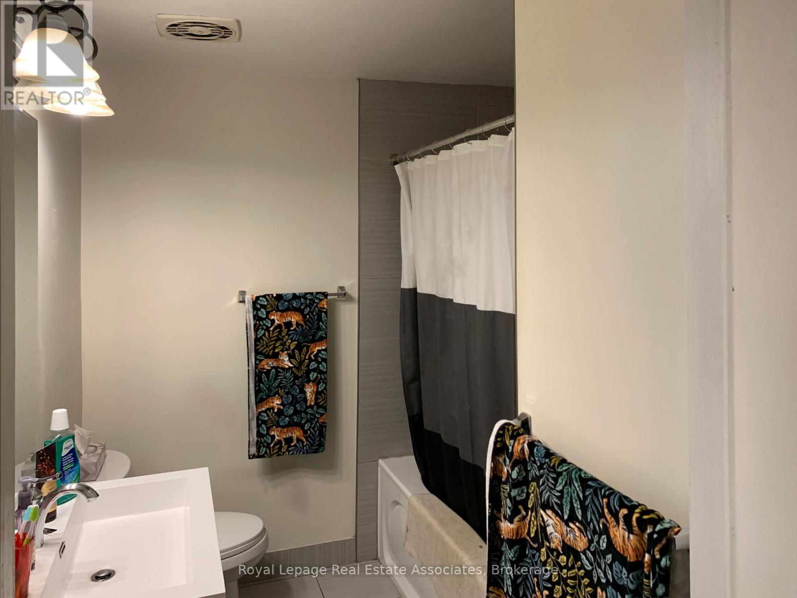 3498 Ashcroft Crescent, Mississauga, Ontario  L5C 2E7 - Photo 12 - W12975024