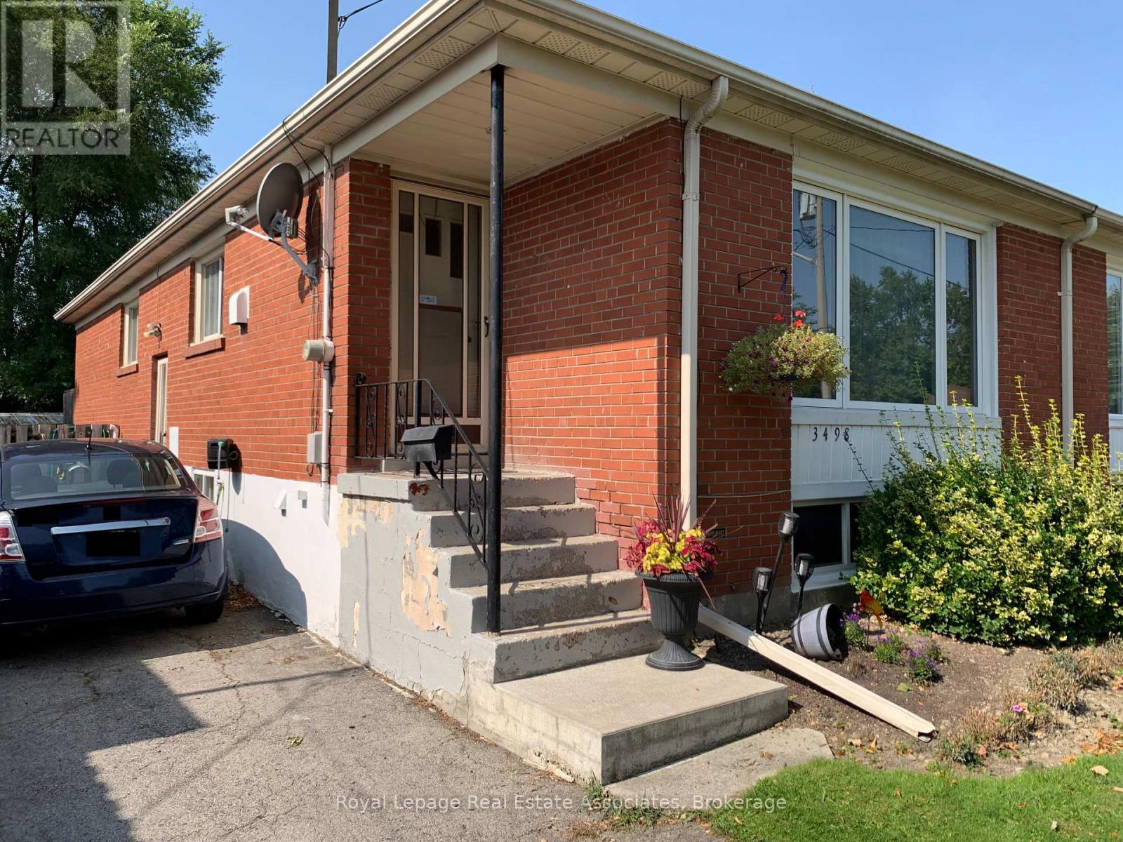 3498 Ashcroft Crescent, Mississauga, Ontario  L5C 2E7 - Photo 3 - W12975024