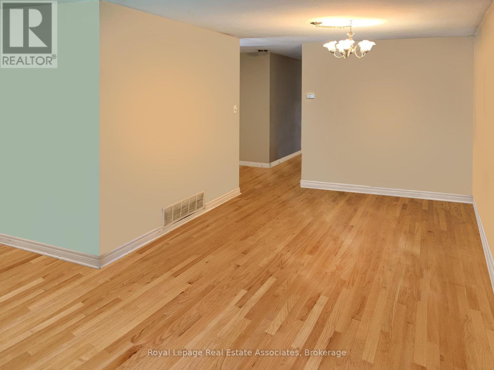 3498 Ashcroft Crescent, Mississauga, Ontario  L5C 2E7 - Photo 9 - W12975024