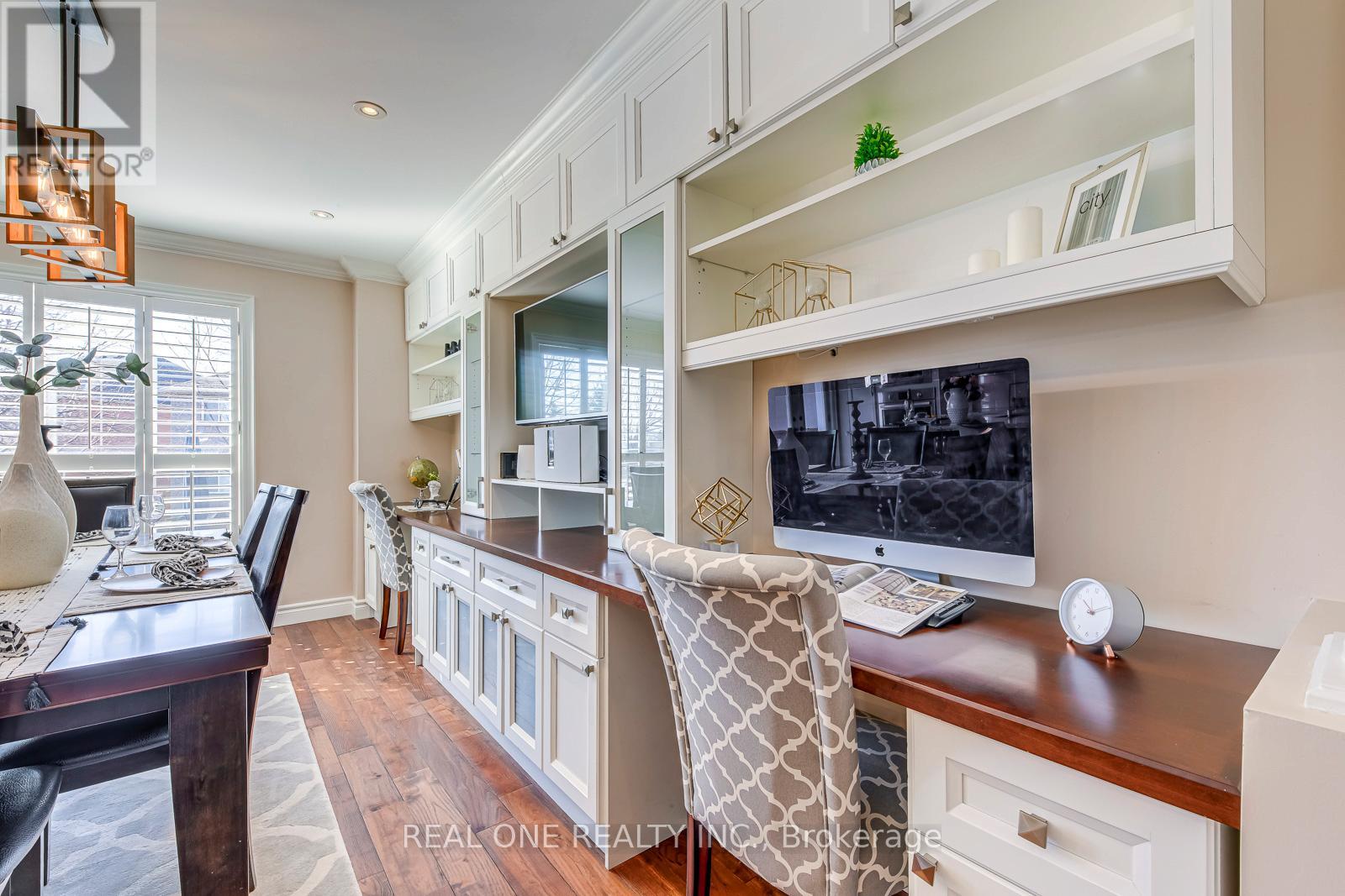 2112 Redstone Crescent, Oakville, Ontario  L6M 5B2 - Photo 10 - W12975076