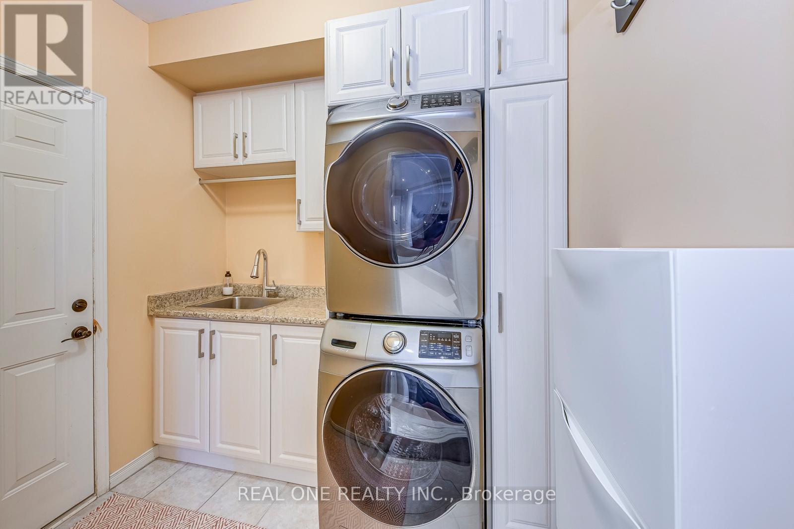 2112 Redstone Crescent, Oakville, Ontario  L6M 5B2 - Photo 19 - W12975076