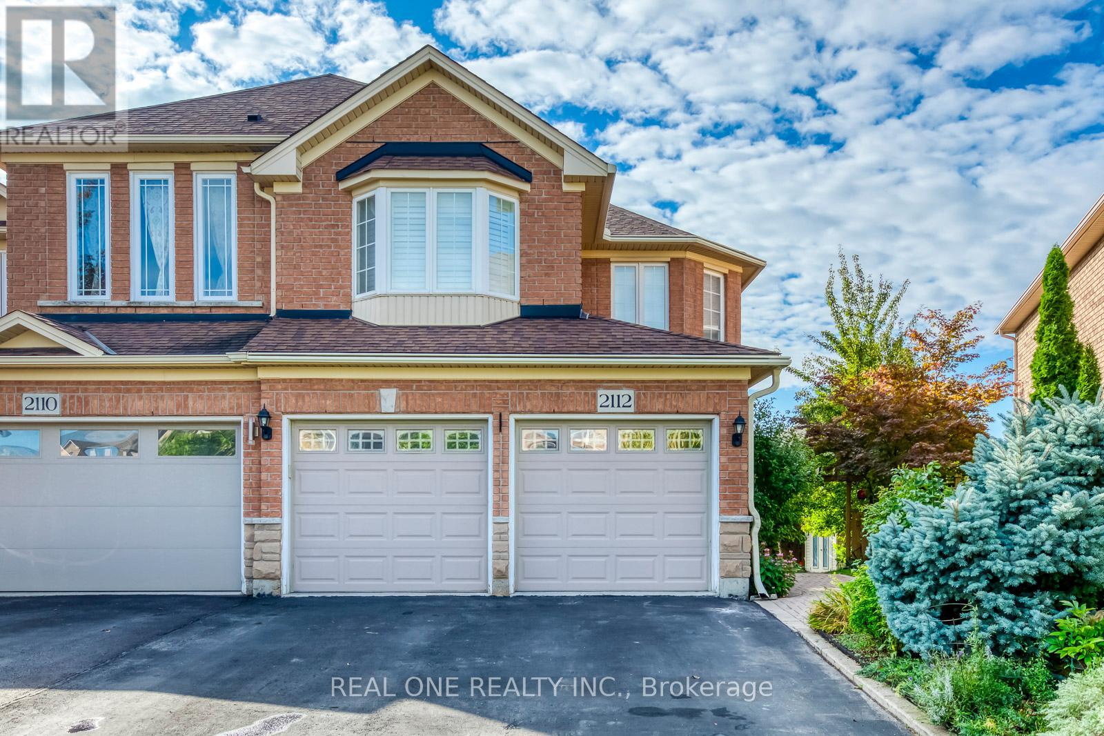 2112 Redstone Crescent, Oakville, Ontario  L6M 5B2 - Photo 2 - W12975076