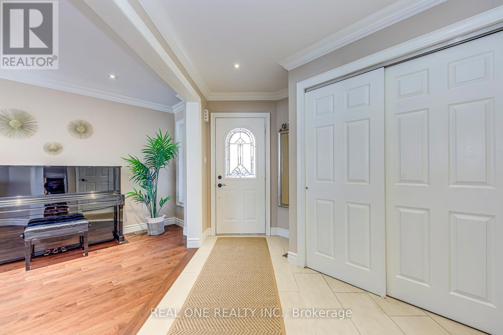 2112 Redstone Crescent, Oakville, Ontario  L6M 5B2 - Photo 5 - W12975076