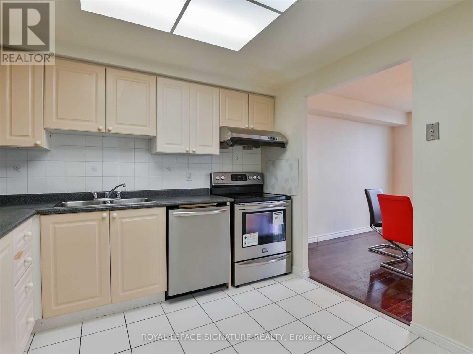 1107 - 135 Hillcrest Avenue, Mississauga, Ontario  L5B 4B1 - Photo 25 - W12975136