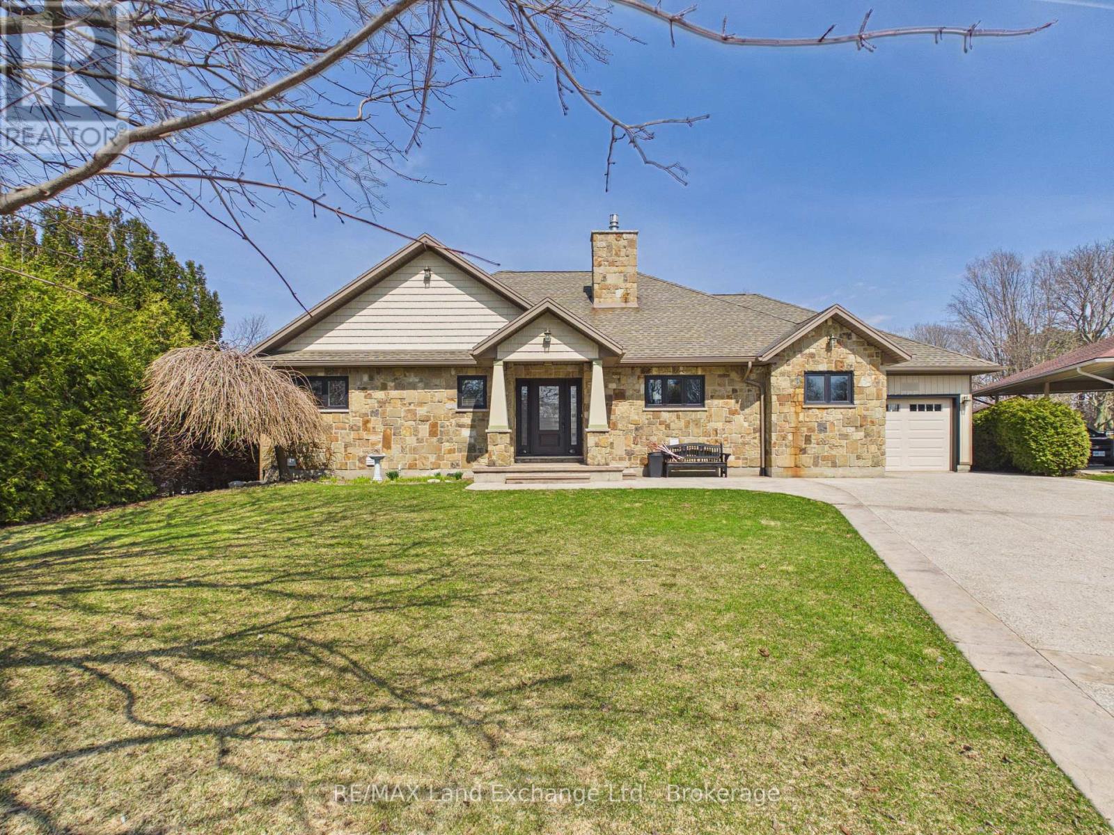 203 Campbell Crescent, Kincardine, Ontario  N2Z 1B9 - Photo 2 - X12955366