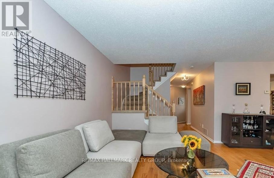 17 Ravenscroft Court, Ottawa, Ontario  K2S 1R3 - Photo 8 - X12973522
