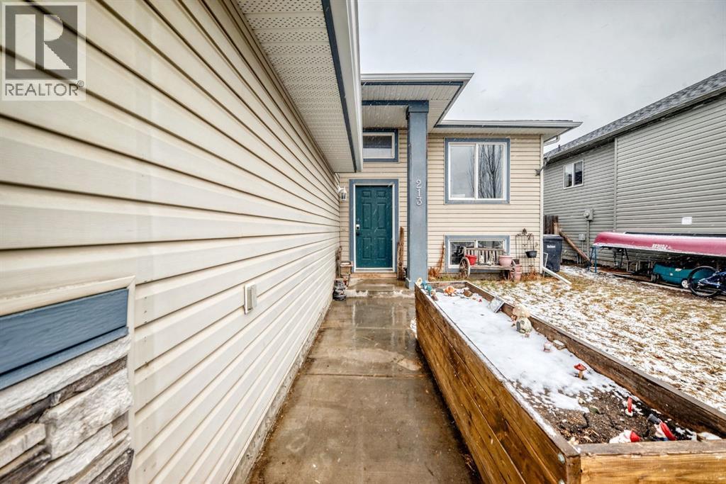 213 Hillvale Crescent, Strathmore, Alberta  T1P 1X6 - Photo 3 - A2299215