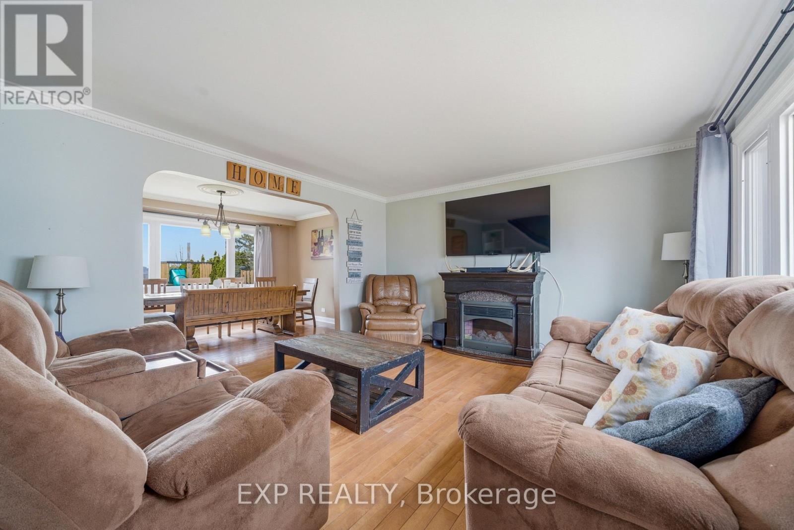 10 Valleyview Crescent, Belleville, Ontario  K8P 3G1 - Photo 4 - X12941678