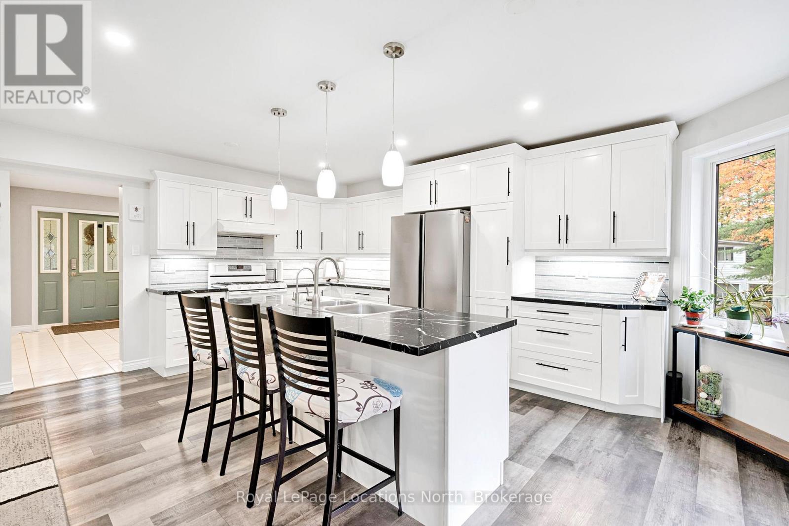 266 45th Street S, Wasaga Beach, Ontario  L9Z 1R3 - Photo 5 - S12975336