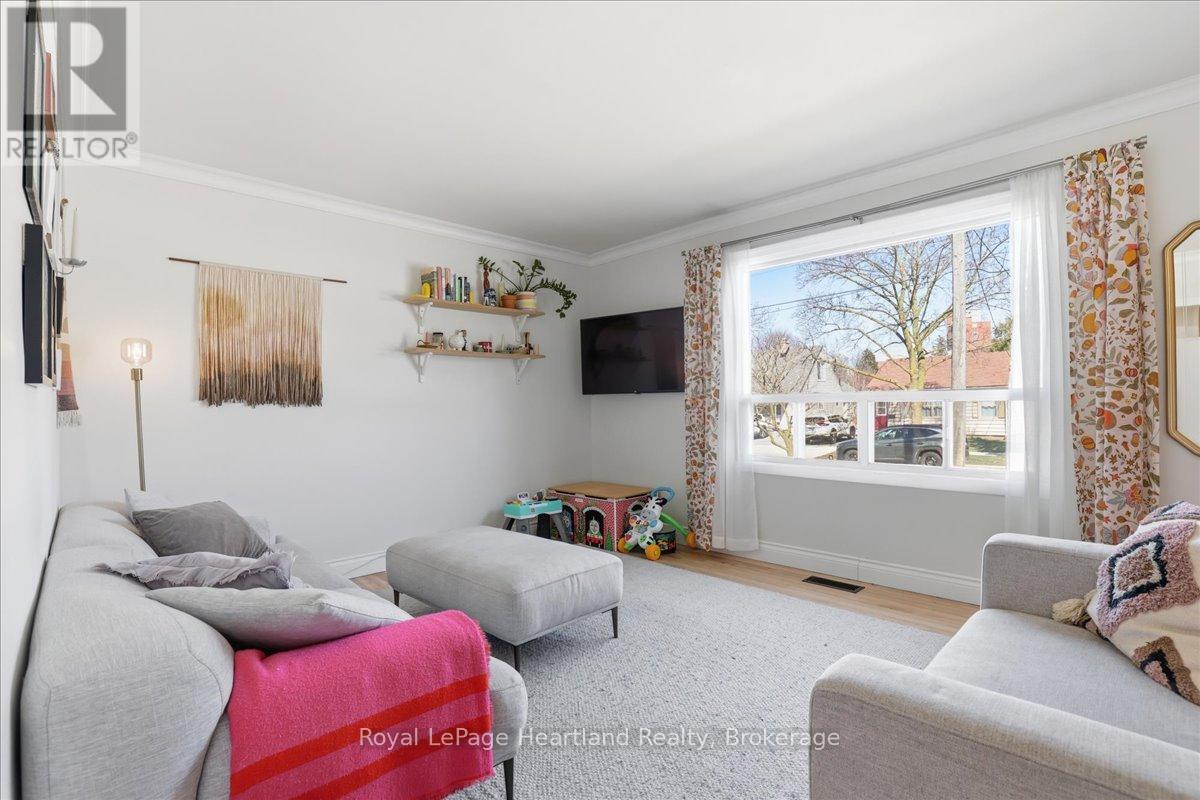 19 Perth Road, Kitchener, Ontario  N2M 3G6 - Photo 6 - X12975202