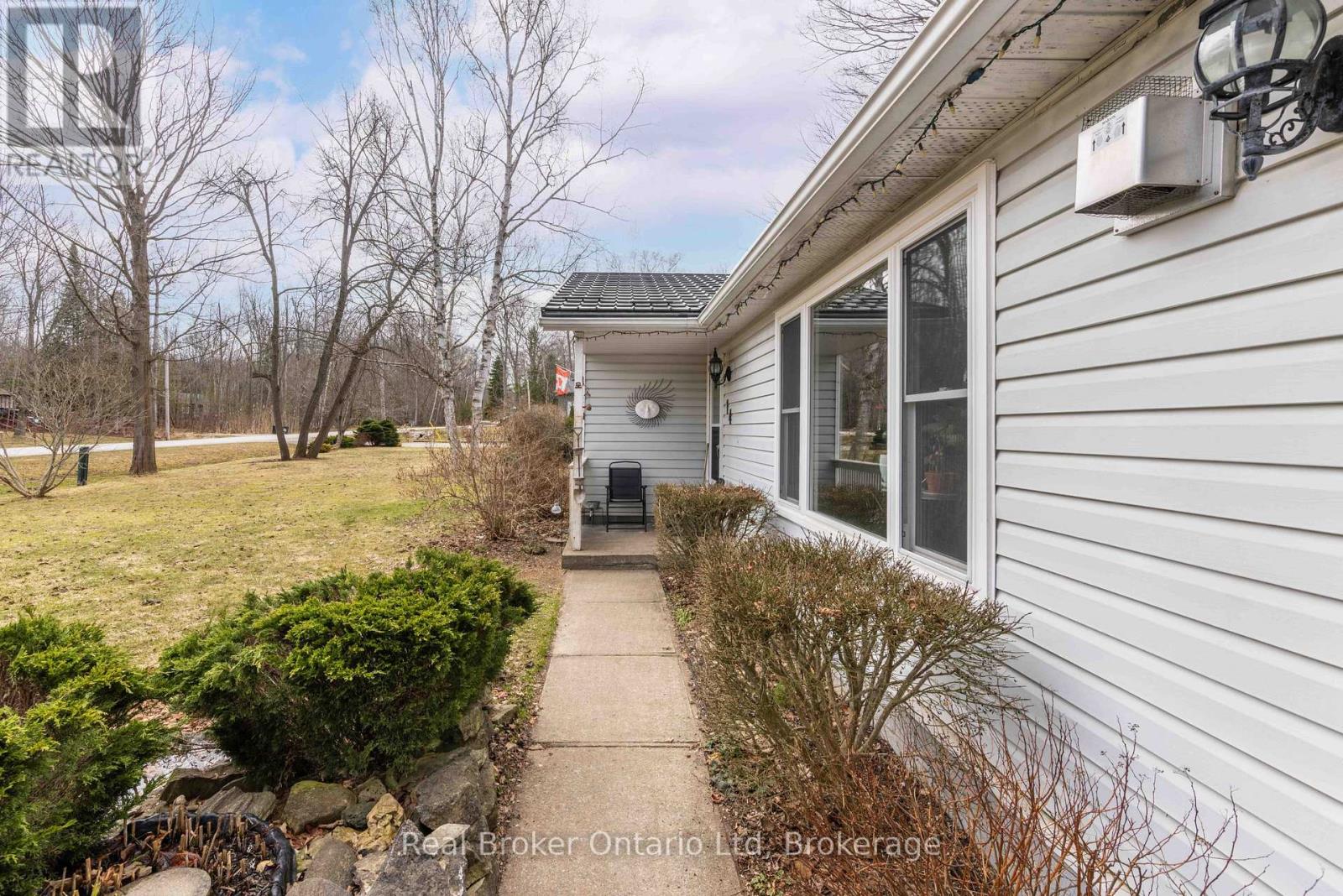 14 Mapleport Crescent S, South Bruce Peninsula, Ontario  N0H 2G0 - Photo 3 - X12975240