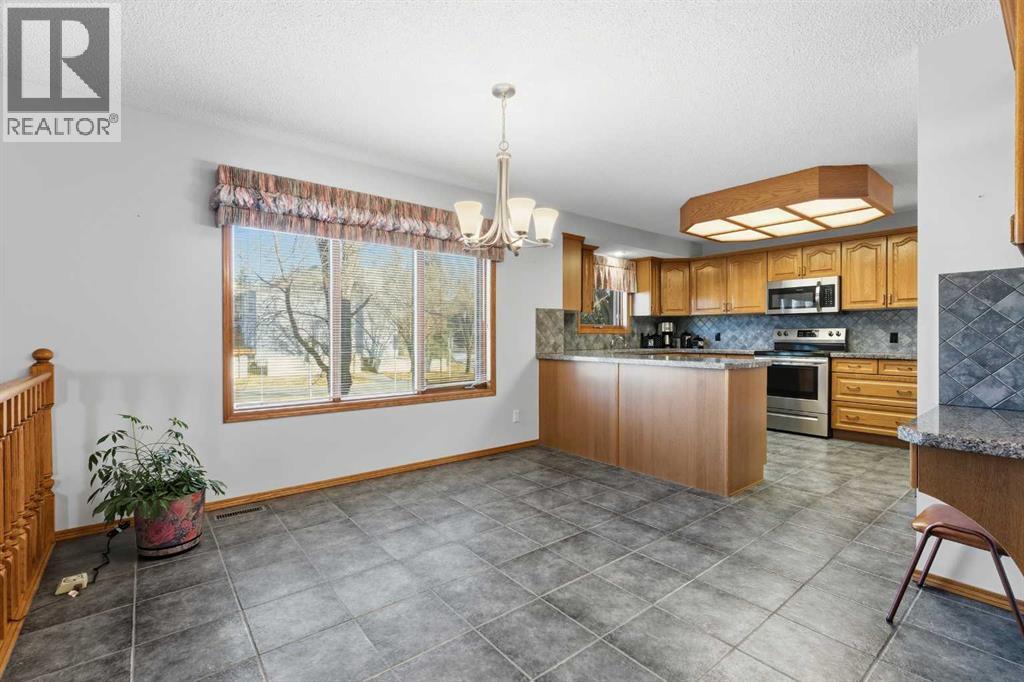 531 Sierra Morena Court Sw, Calgary, Alberta  T3H 3C2 - Photo 11 - A2297449