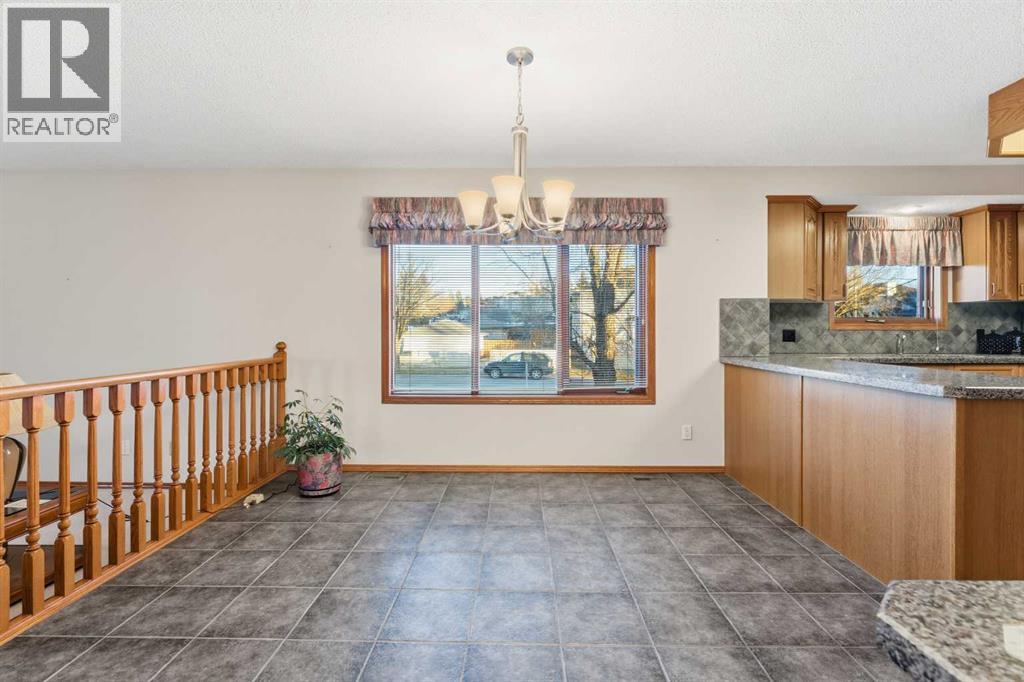 531 Sierra Morena Court Sw, Calgary, Alberta  T3H 3C2 - Photo 9 - A2297449