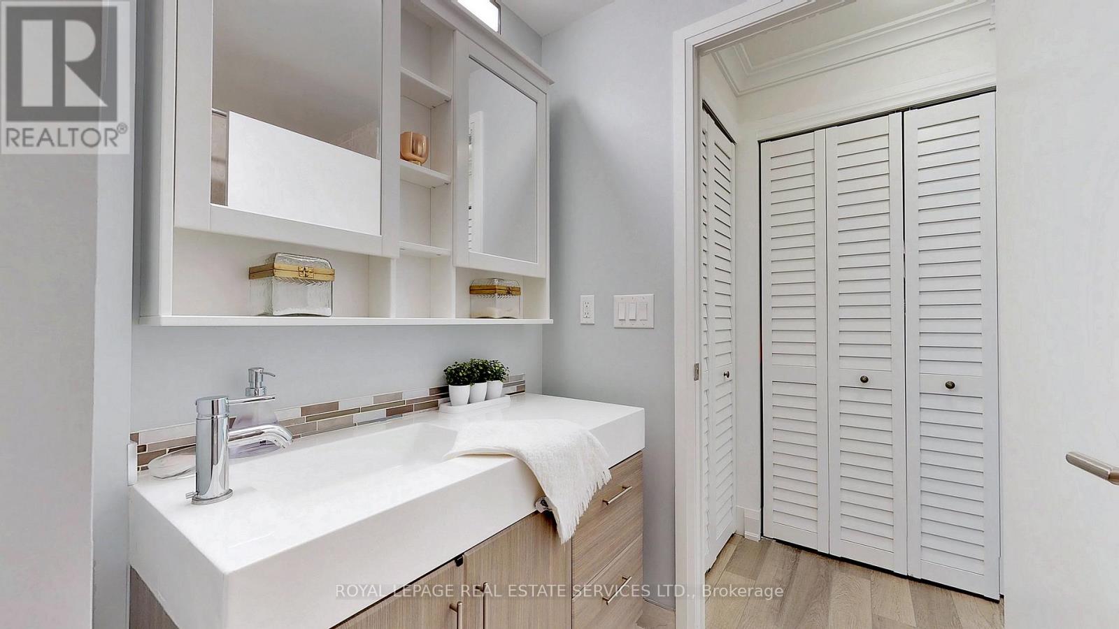 813 - 160 Vanderhoof Avenue, Toronto, Ontario  M4G 0B7 - Photo 5 - C12975246