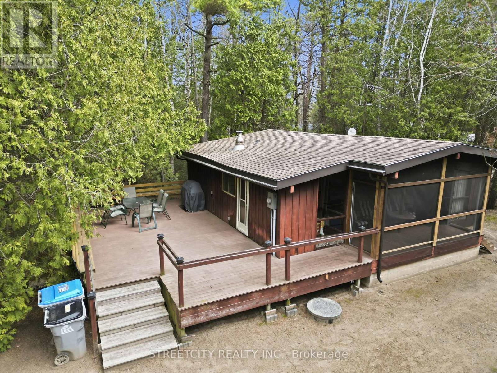 6418 Robert Avenue, Lambton Shores, Ontario  N0N 1J0 - Photo 2 - X12975180