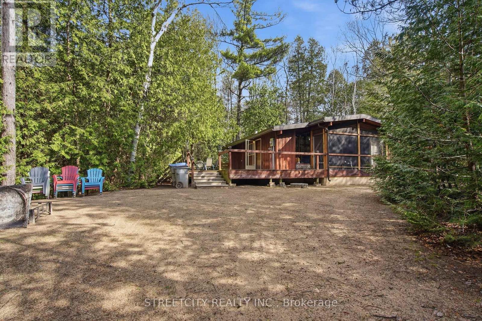 6418 Robert Avenue, Lambton Shores, Ontario  N0N 1J0 - Photo 5 - X12975180