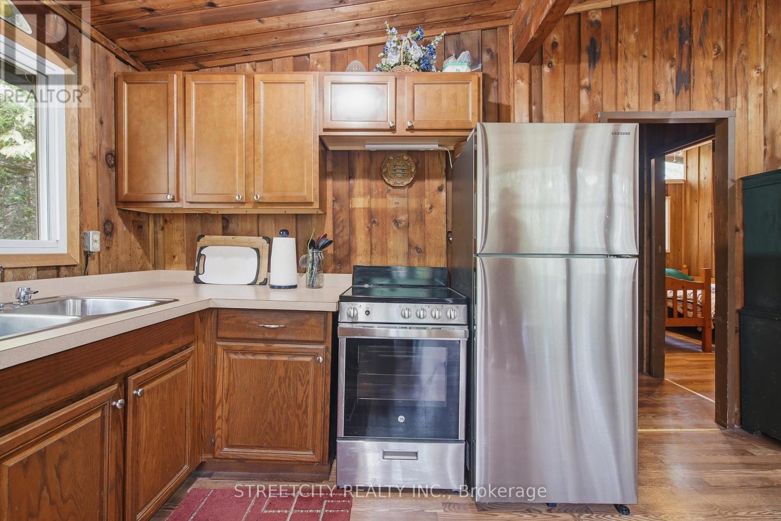 6418 Robert Avenue, Lambton Shores, Ontario  N0N 1J0 - Photo 9 - X12975180