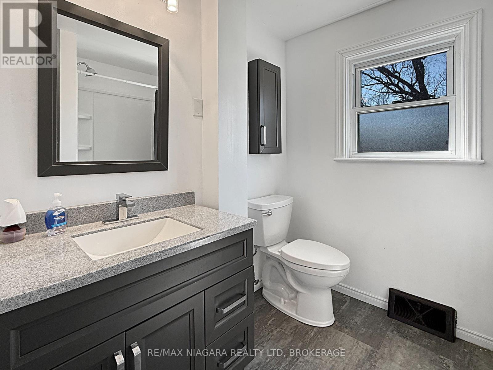 21 Highland Avenue, Fort Erie, Ontario  L2A 2X6 - Photo 12 - X12313299