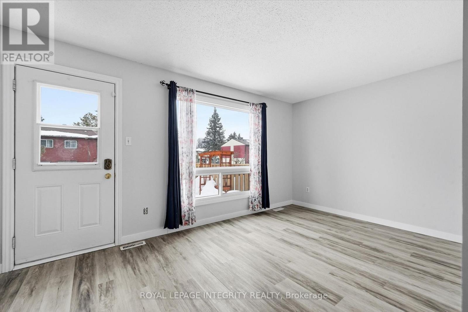 228 Millroad Way, Ottawa, Ontario  K1E 2C9 - Photo 13 - X12975318