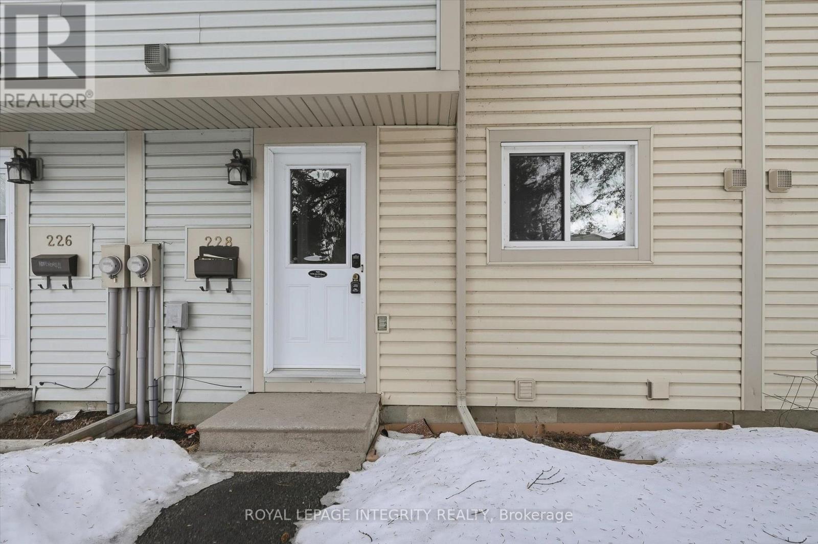 228 Millroad Way, Ottawa, Ontario  K1E 2C9 - Photo 2 - X12975318