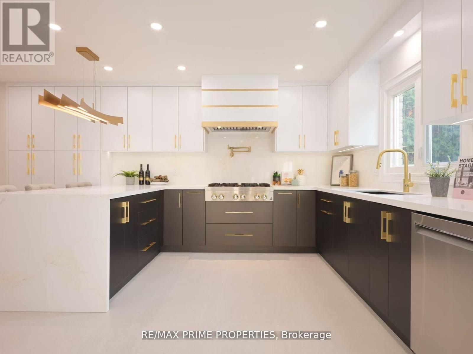 137 Old Surrey Lane, Richmond Hill, Ontario  L4C 6R9 - Photo 3 - N12975320