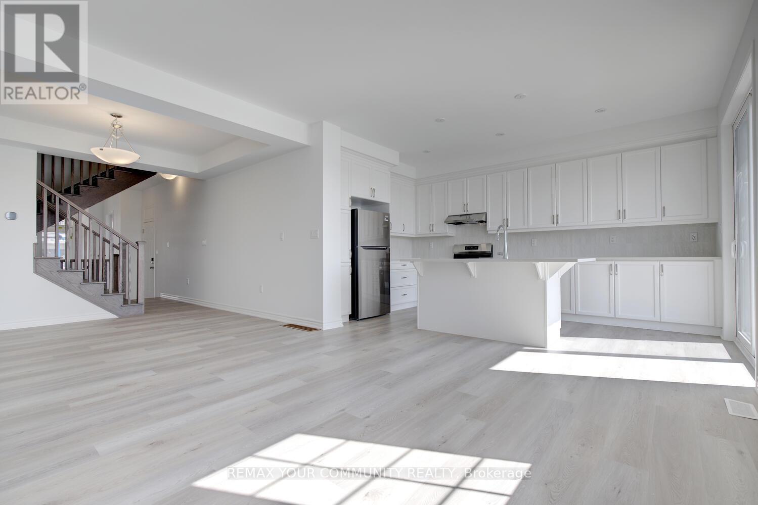 72 Vinewood Crescent, Barrie, Ontario  L9J 1B4 - Photo 9 - S12975142