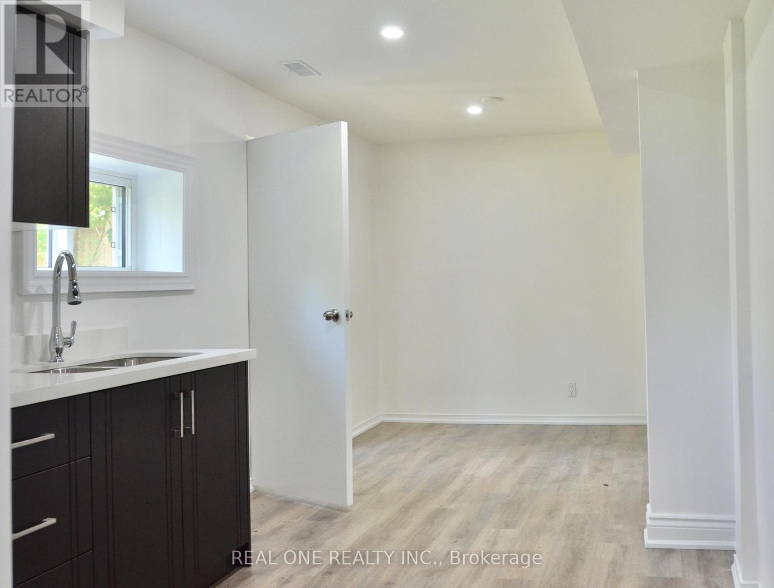 216 Foster Drive, Barrie, Ontario  L4N 3X8 - Photo 16 - S12975230