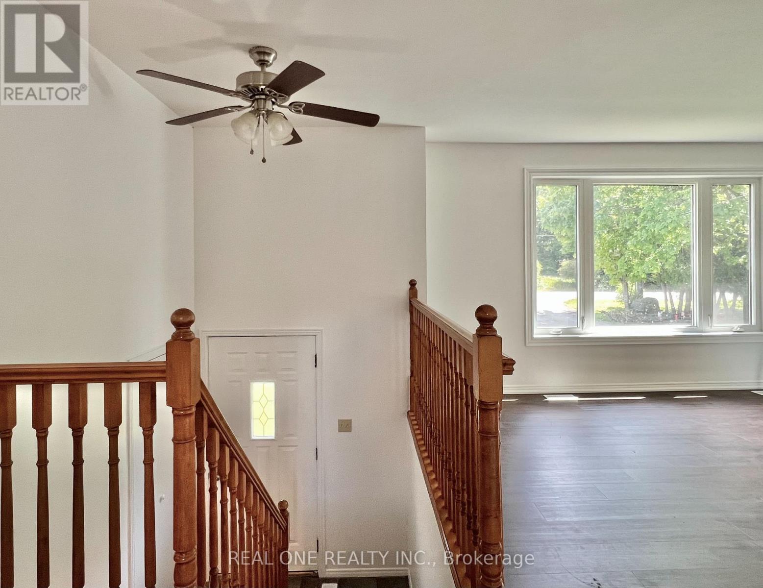 216 Foster Drive, Barrie, Ontario  L4N 3X8 - Photo 4 - S12975230