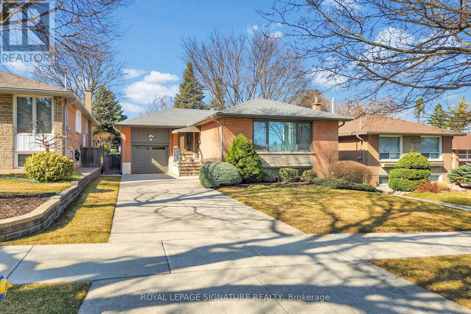 16 Renault Crescent, Toronto, Ontario  M9P 1J1 - Photo 2 - W12975252