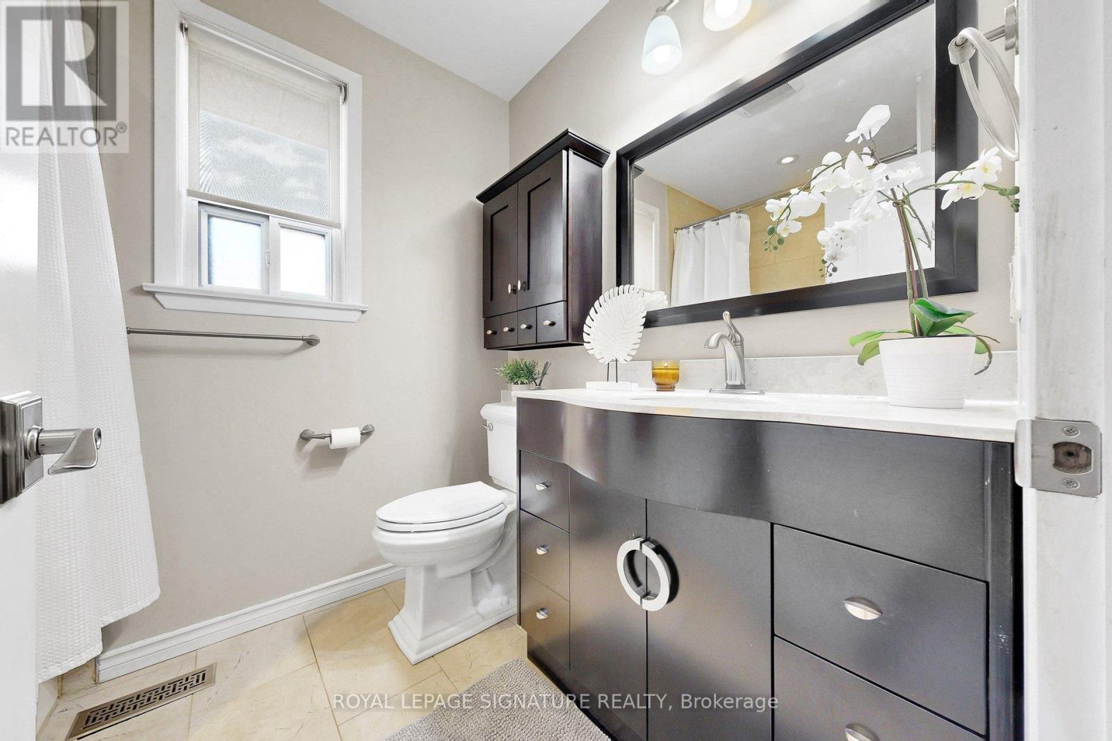 16 Renault Crescent, Toronto, Ontario  M9P 1J1 - Photo 22 - W12975252