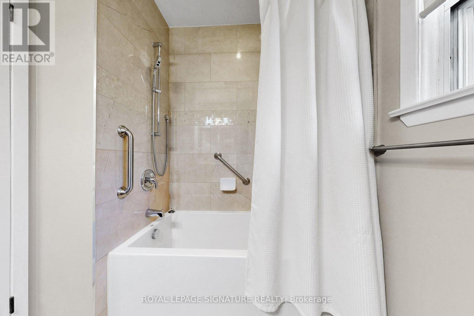 16 Renault Crescent, Toronto, Ontario  M9P 1J1 - Photo 23 - W12975252