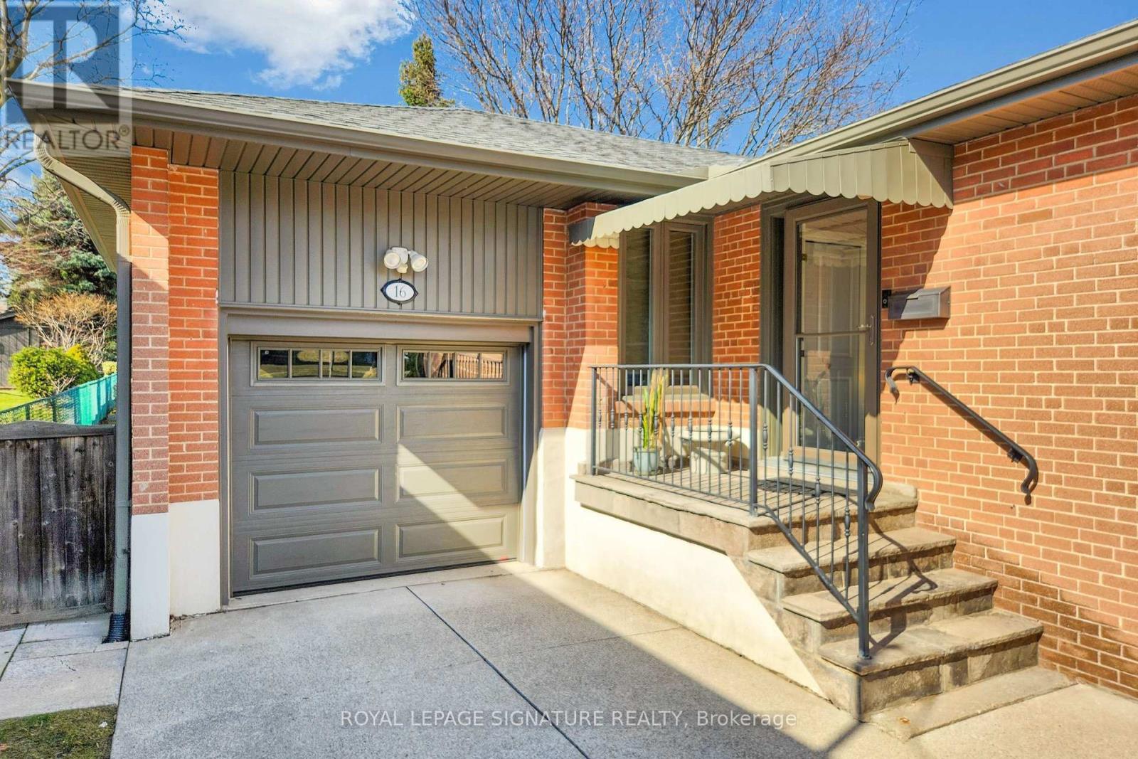 16 Renault Crescent, Toronto, Ontario  M9P 1J1 - Photo 4 - W12975252