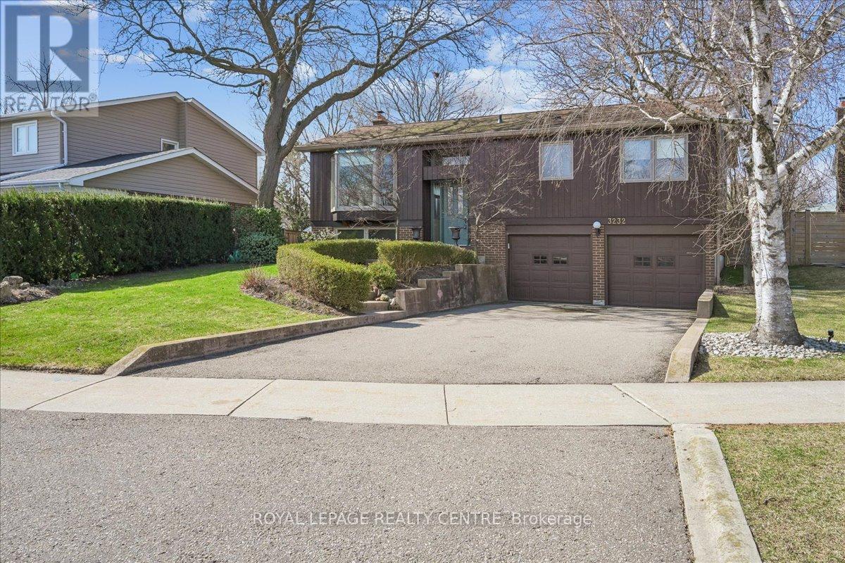 3232 Crosstree Court, Mississauga, Ontario  L5L 1G7 - Photo 2 - W12975258