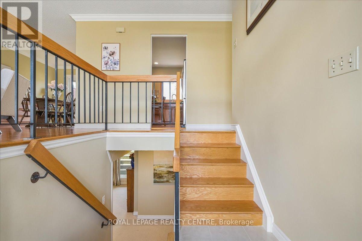 3232 Crosstree Court, Mississauga, Ontario  L5L 1G7 - Photo 6 - W12975258