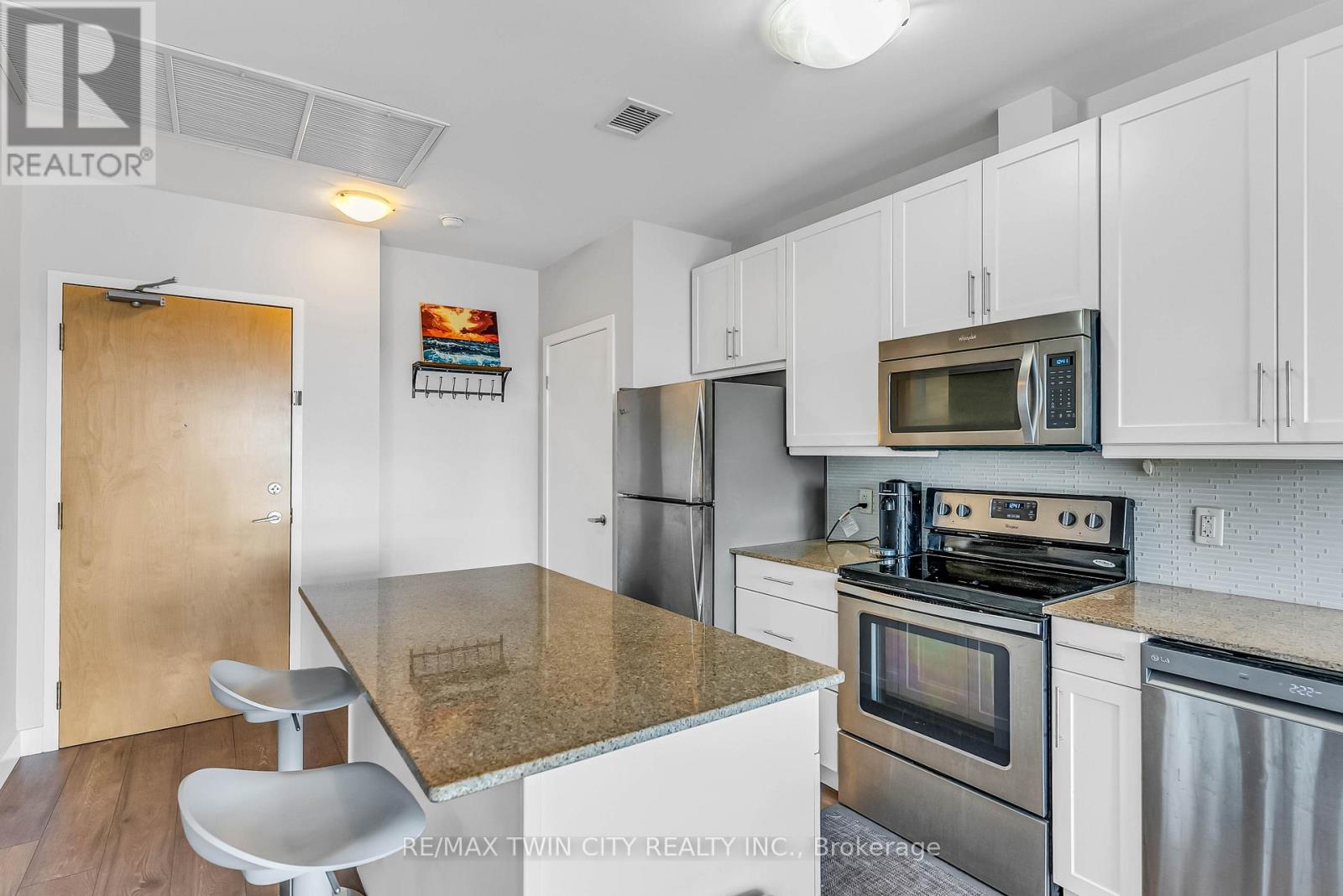 806 - 1 Victoria Street, Kitchener, Ontario  N2G 1G1 - Photo 4 - X12975162