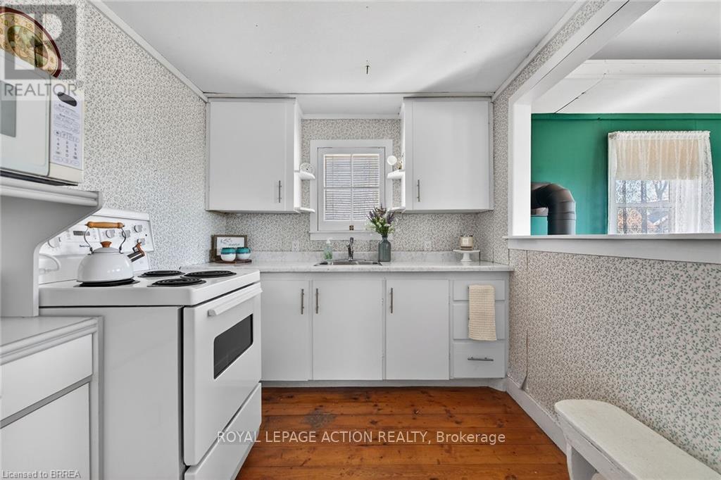 88 Erie Boulevard, Norfolk, Ontario  N0E 1M0 - Photo 12 - X12975332