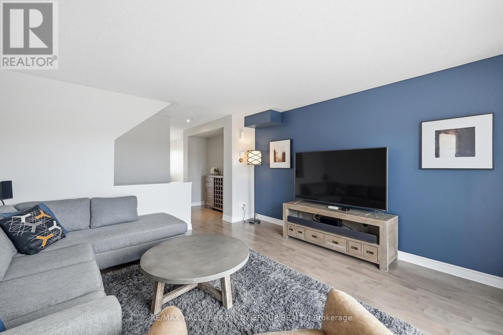 528 Silvertip Lane, Ottawa, Ontario  K2T 0H7 - Photo 2 - X12975458