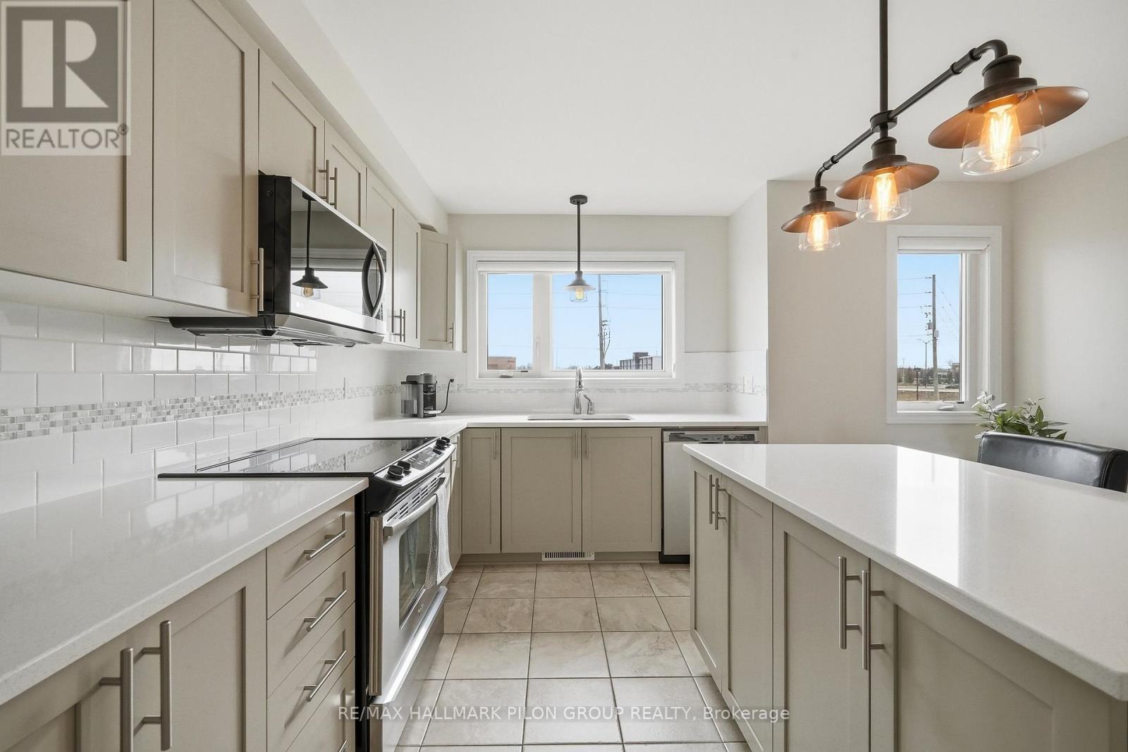 528 Silvertip Lane, Ottawa, Ontario  K2T 0H7 - Photo 7 - X12975458