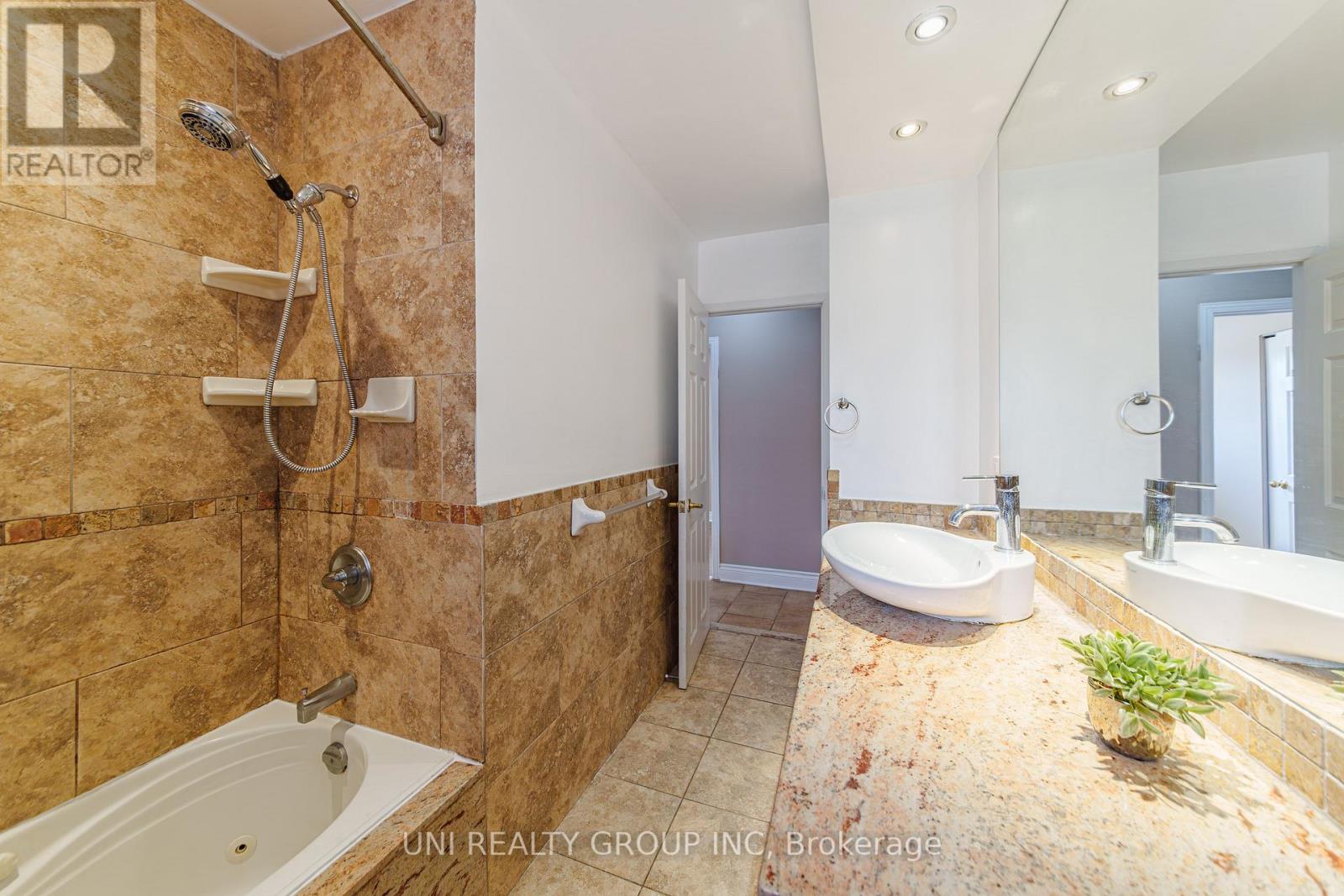 17 Forest Park Avenue, Ottawa, Ontario  K2E 5A2 - Photo 17 - X12975466