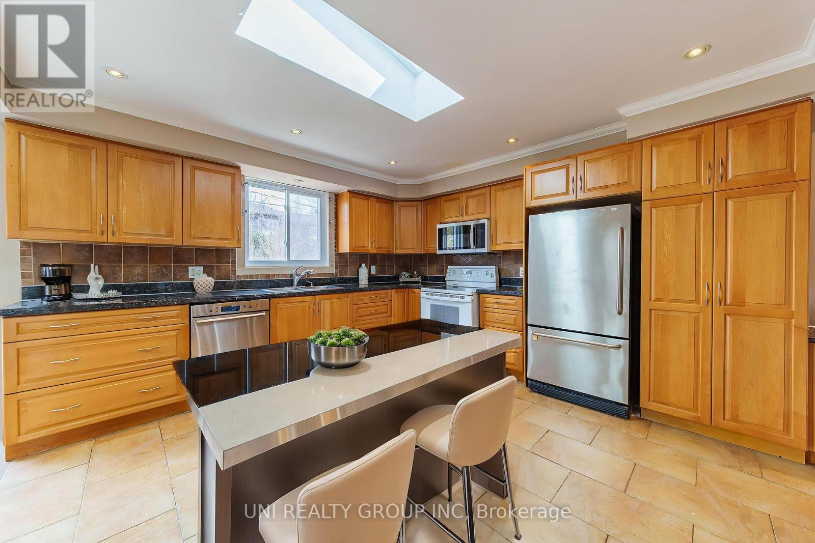 17 Forest Park Avenue, Ottawa, Ontario  K2E 5A2 - Photo 5 - X12975466