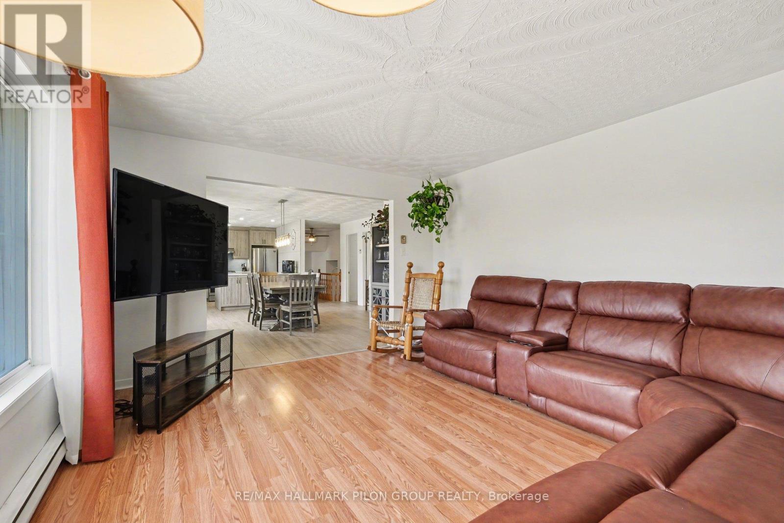 688 Station Road, Alfred And Plantagenet, Ontario K0B 1A0 - Photo 7 - X12975624