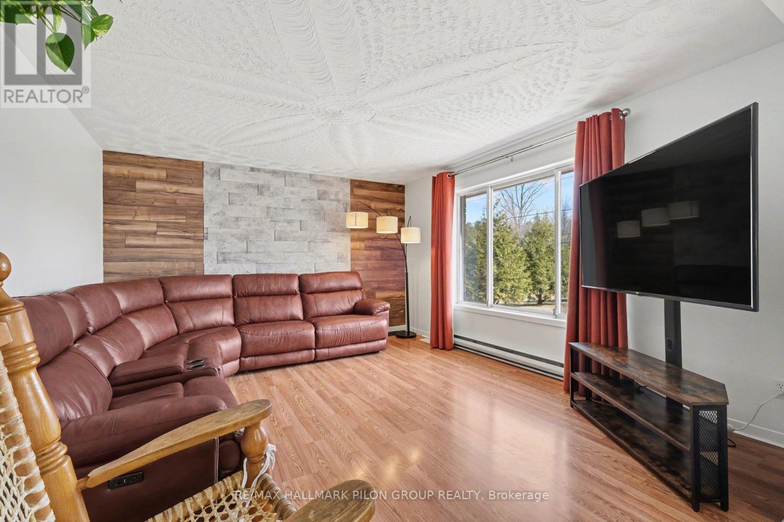 688 Station Road, Alfred And Plantagenet, Ontario K0B 1A0 - Photo 8 - X12975624