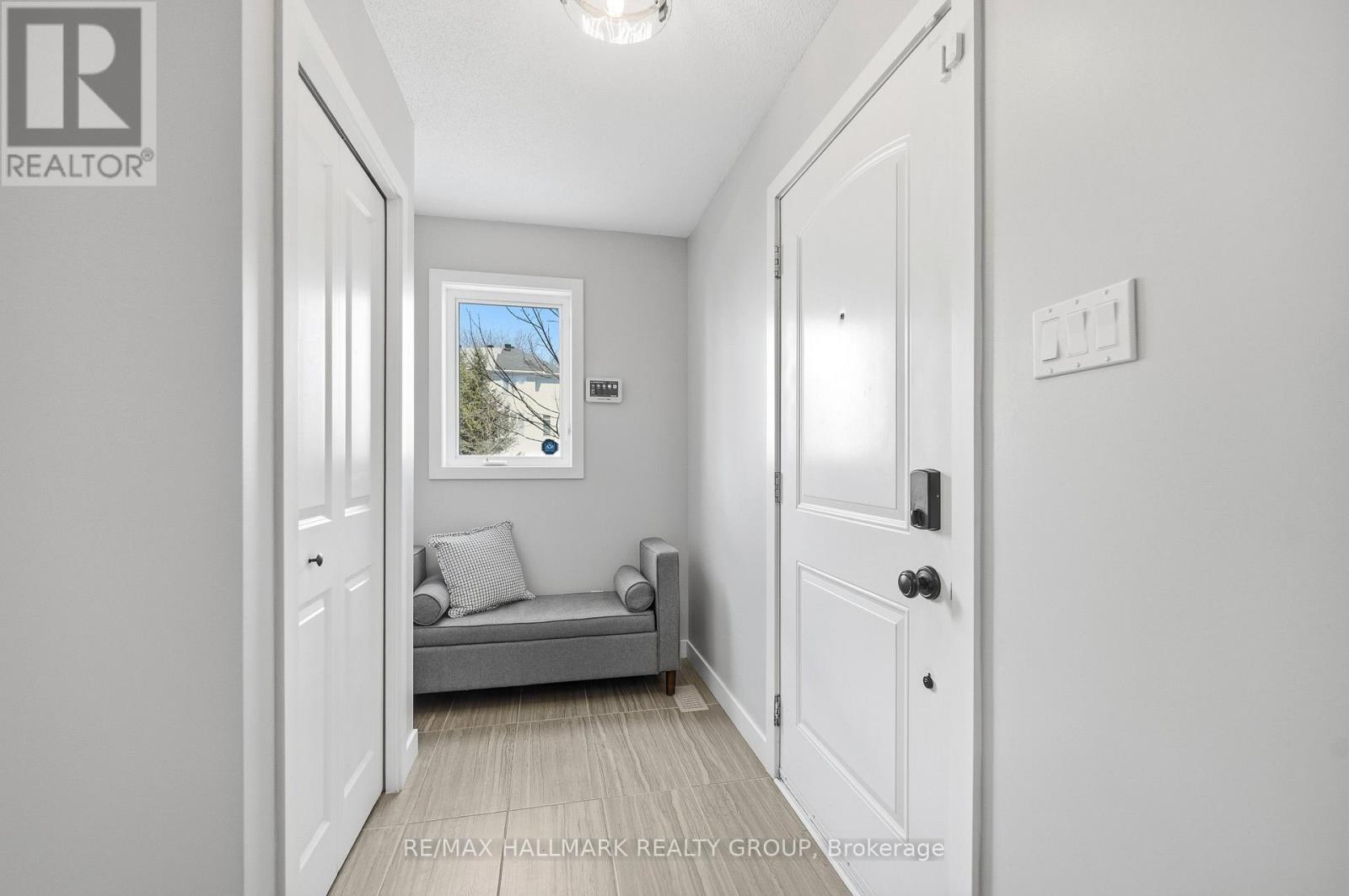 128 Songbird Private, Ottawa, Ontario  K2H 0A2 - Photo 2 - X12975750