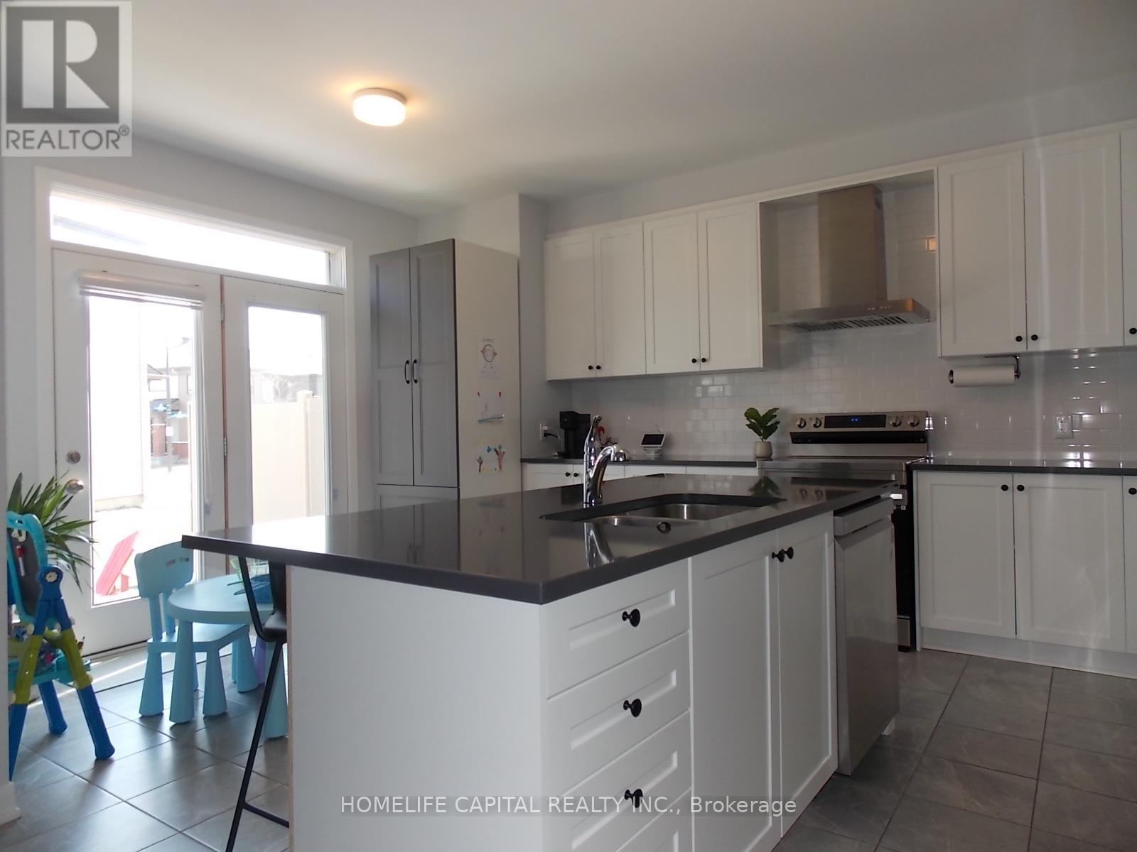 809 Derreen Avenue, Ottawa, Ontario  K2S 3A8 - Photo 5 - X12975802