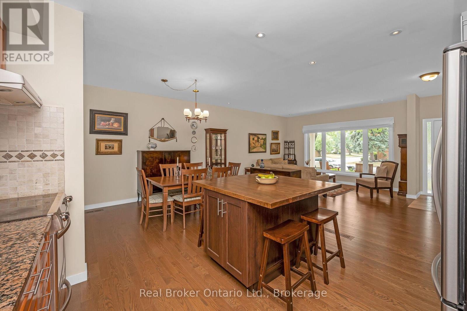 285 Surrey Drive, Oakville, Ontario  L6L 3T6 - Photo 12 - W12975370