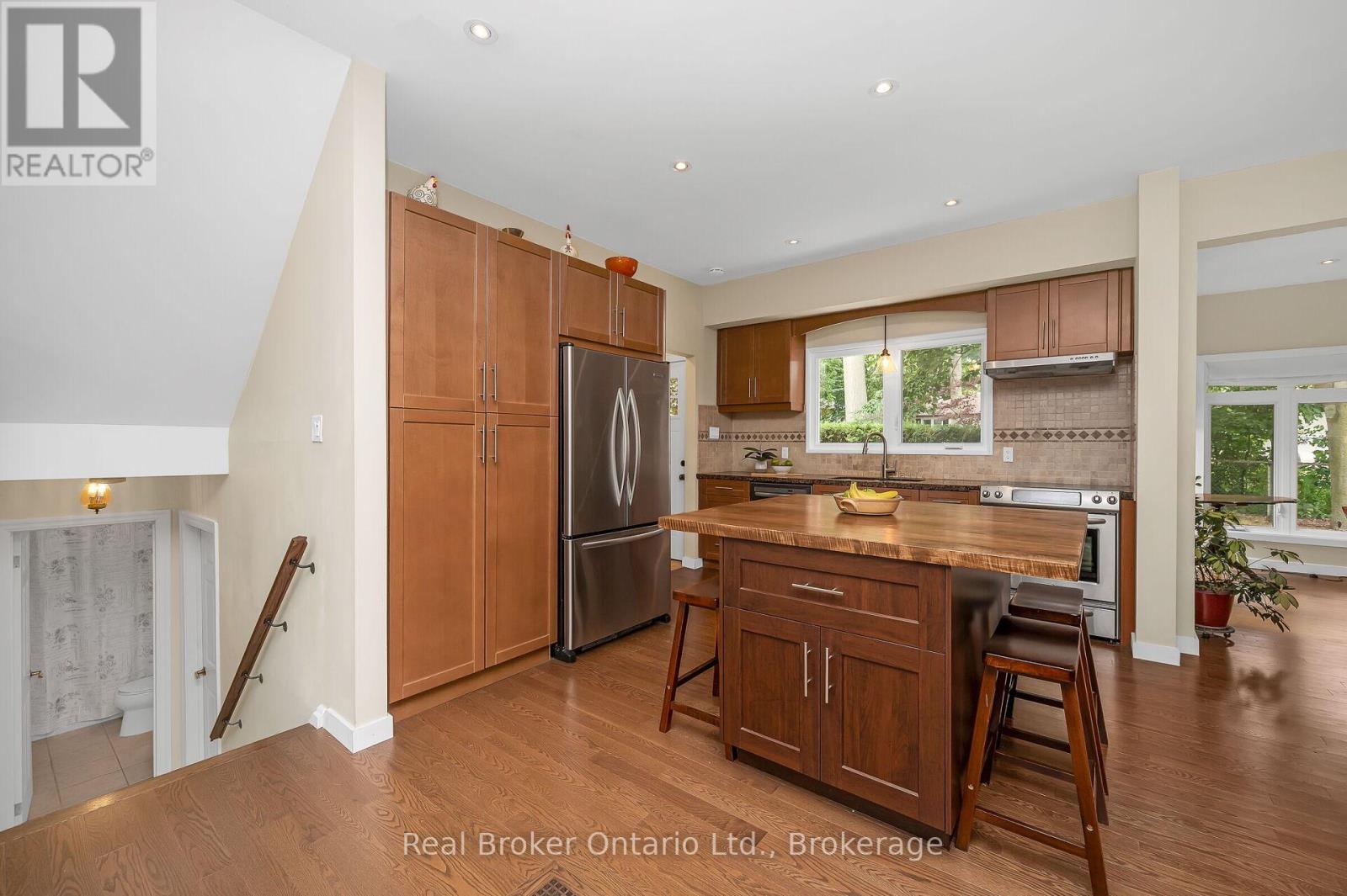 285 Surrey Drive, Oakville, Ontario  L6L 3T6 - Photo 14 - W12975370